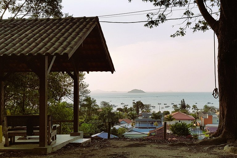 Apto na praia da Armação e perto do Beto Carrero