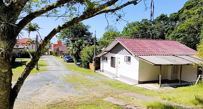 Chalé c/ Churrasqueira próximo à praia e ao Parque