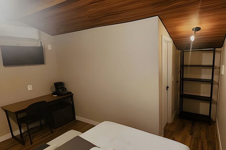 Suíte p/ 2 Adultos com Ar e Workspace